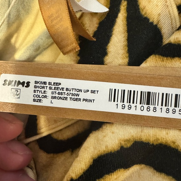 SKIMS Sleep Bronze Tiger Print Button-Up Shorts Set Size L NWT - Picture 7 of 7